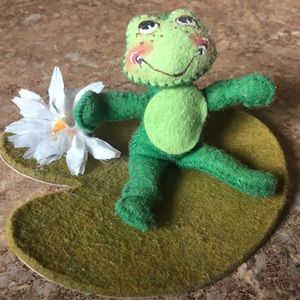 Annalee 1997 frog on lily pad